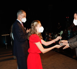 Su Alteza Real la Princesa de Asturias y de Girona hace entrega del Premio FPdGi Científica 2020 a Rubén Darío Costa Riquelme